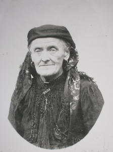 Ritratto di donna in abito tradizionale (1920 - 1930)